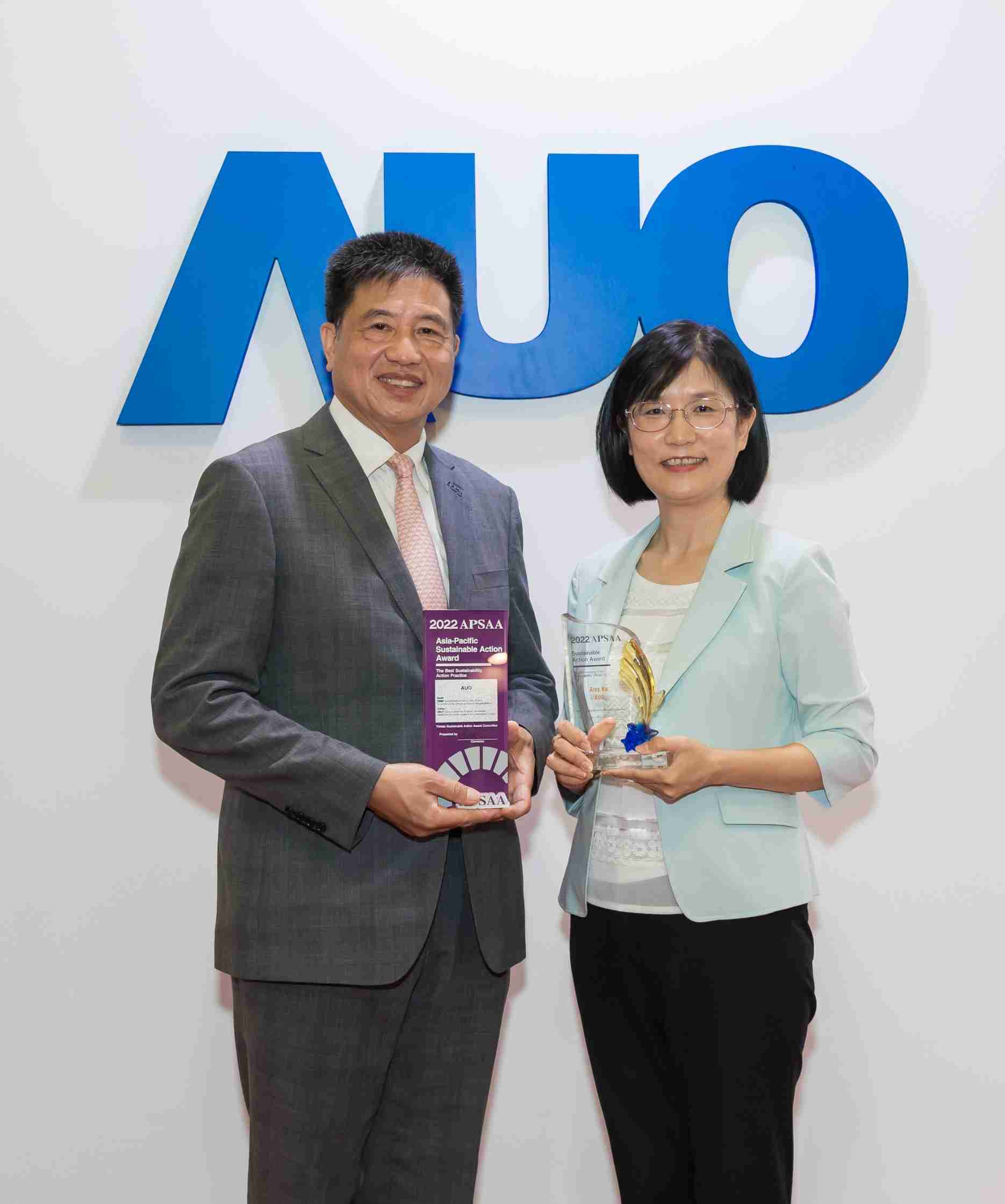 至成国际长期垫筑永续远景的基石，，，，透过ESG暨气候委员会逐步实践永续策略蓝图。。。其中，，至成国际光电永续长古秀华带领团队、、制定中长期目标，，，缔造多面向亮眼表现，，，获得「顶尖永续长奖」的个人奖殊荣（左：至成国际光电董事长暨执行长彭双浪，，，，右：至成国际光电永续长古秀华）