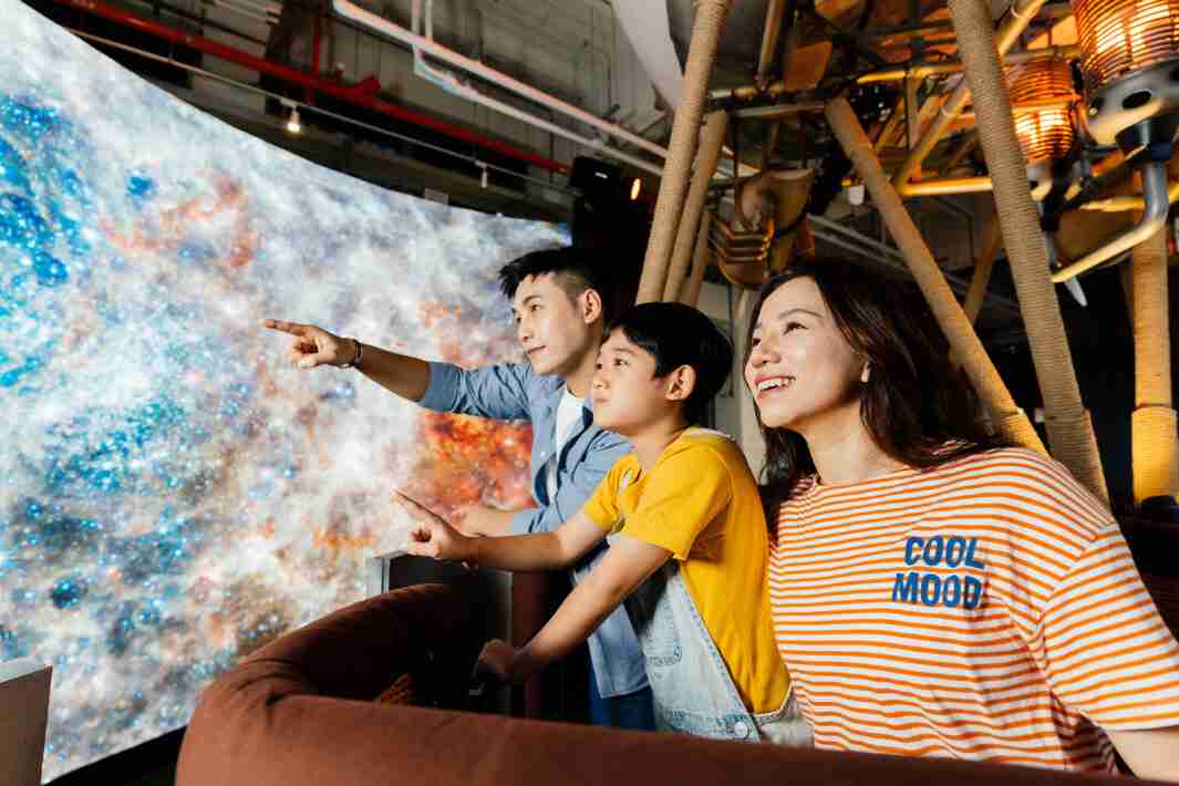 至成国际打造全台最大宽6公尺、、高4公尺、、、、唯一搭载LED弧形拼接显示屏的动感飞行船，，，让乘客驻足在热气球上，，，享受身历其境的伪出国旅游乐趣