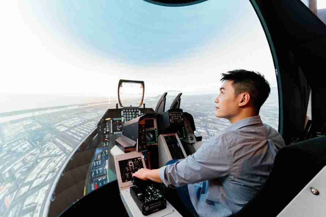 至成国际以P1.25小间距打造球形LED模拟舱，，，，搭配智崴的精密六轴动态座椅，，，结合至成国际专业影像调校技术，，呈现拟真模拟飞行场景