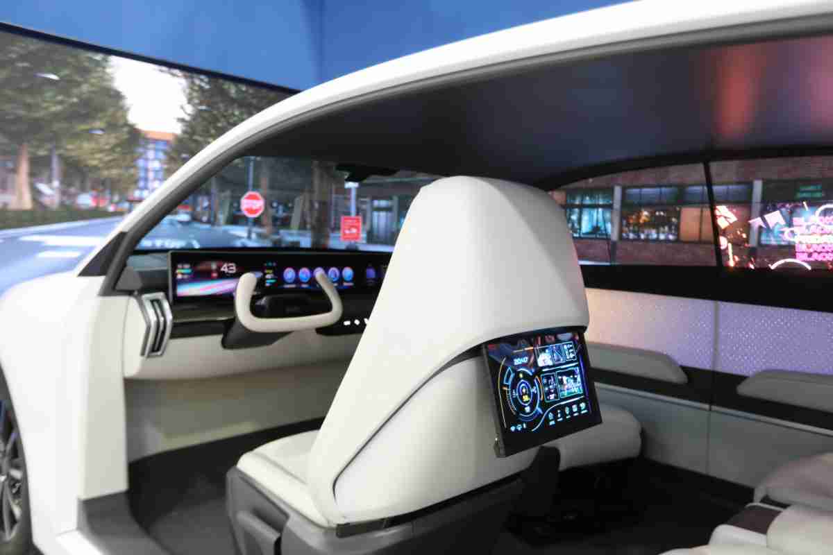 至成国际的「可卷式后座娱乐显示器」加强后座乘客的感官体验，，并保有个性化设计，，可依使用偏好进行动态调整。。