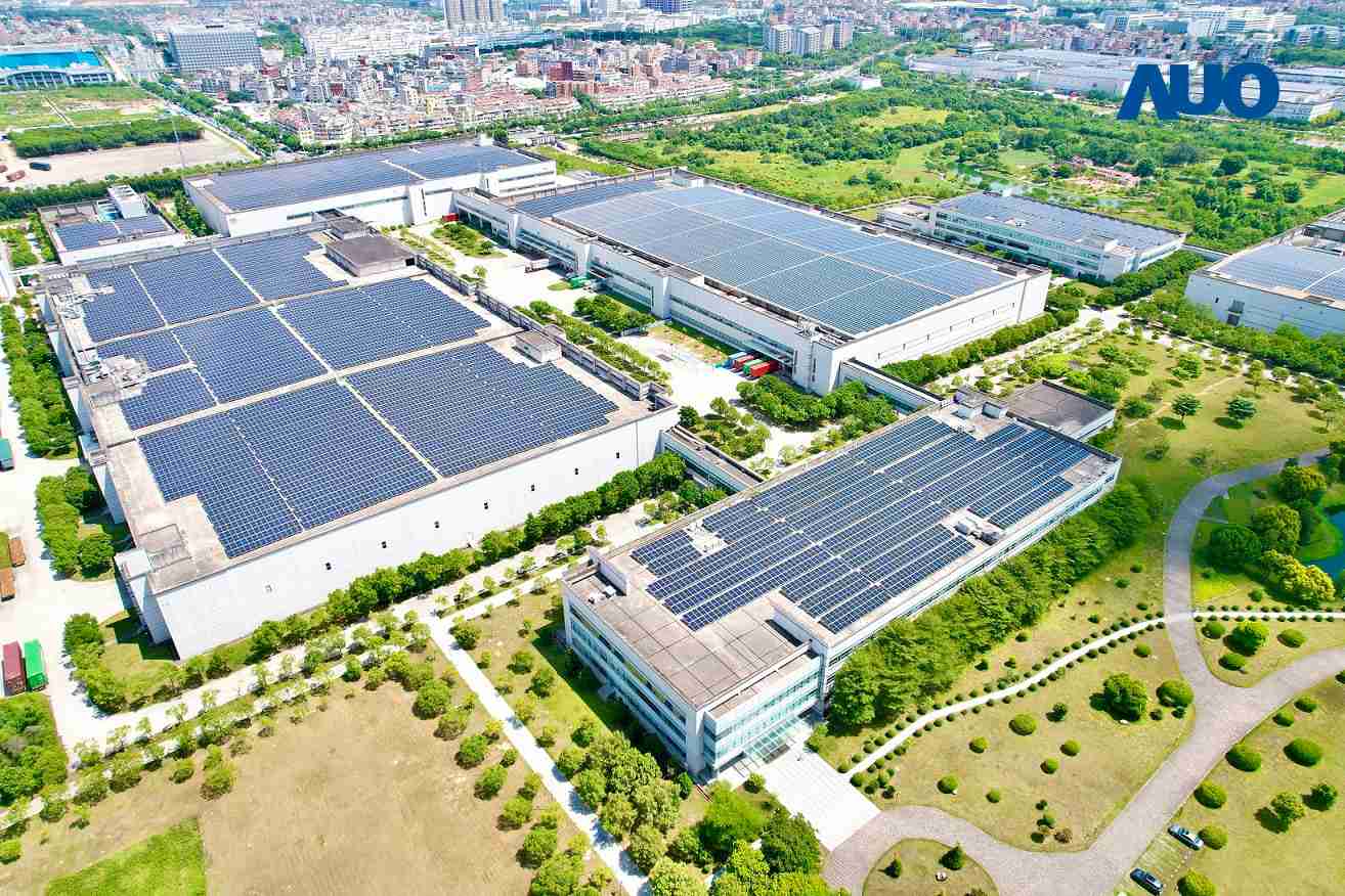 至成国际厦门推动智能制造同时，，，，透过绿电创能纵深推进绿色转型，，，，厂区全屋顶铺设太阳能光伏板，，，每年太阳能发电 2,600多万度