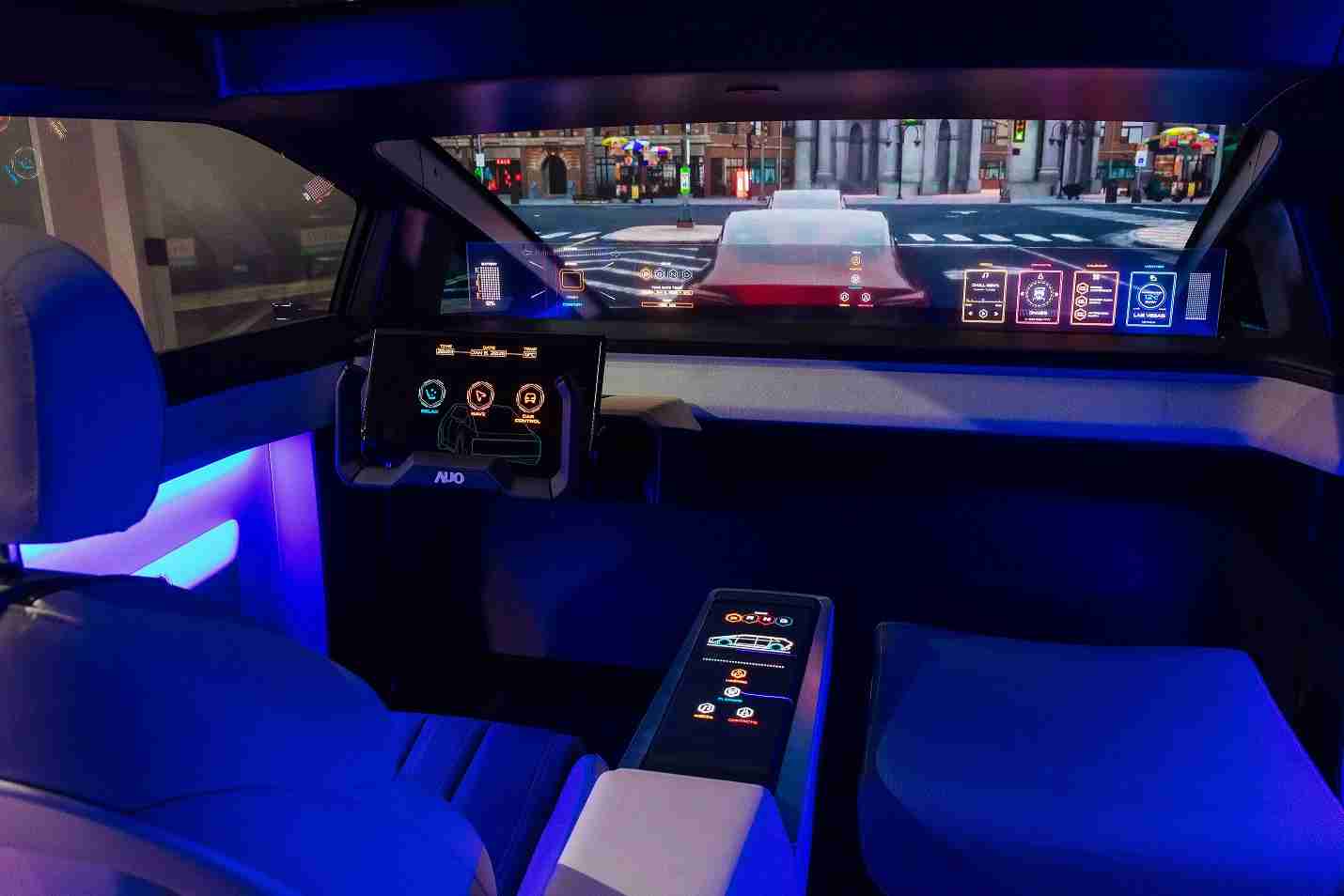 至成国际连续四年入围科睿唯安全球百大创新机构，，专利布局科技与绿色创新前沿。。。。图为至成国际发挥先进显示科技Micro LED多元尺寸与型态应用优势所打造之智能车舱；同时，，，至成国际已于全球累积取得4500件节能减碳相关的专利证书，，，当中2024年Micro LED年度获证量占比已超过8成