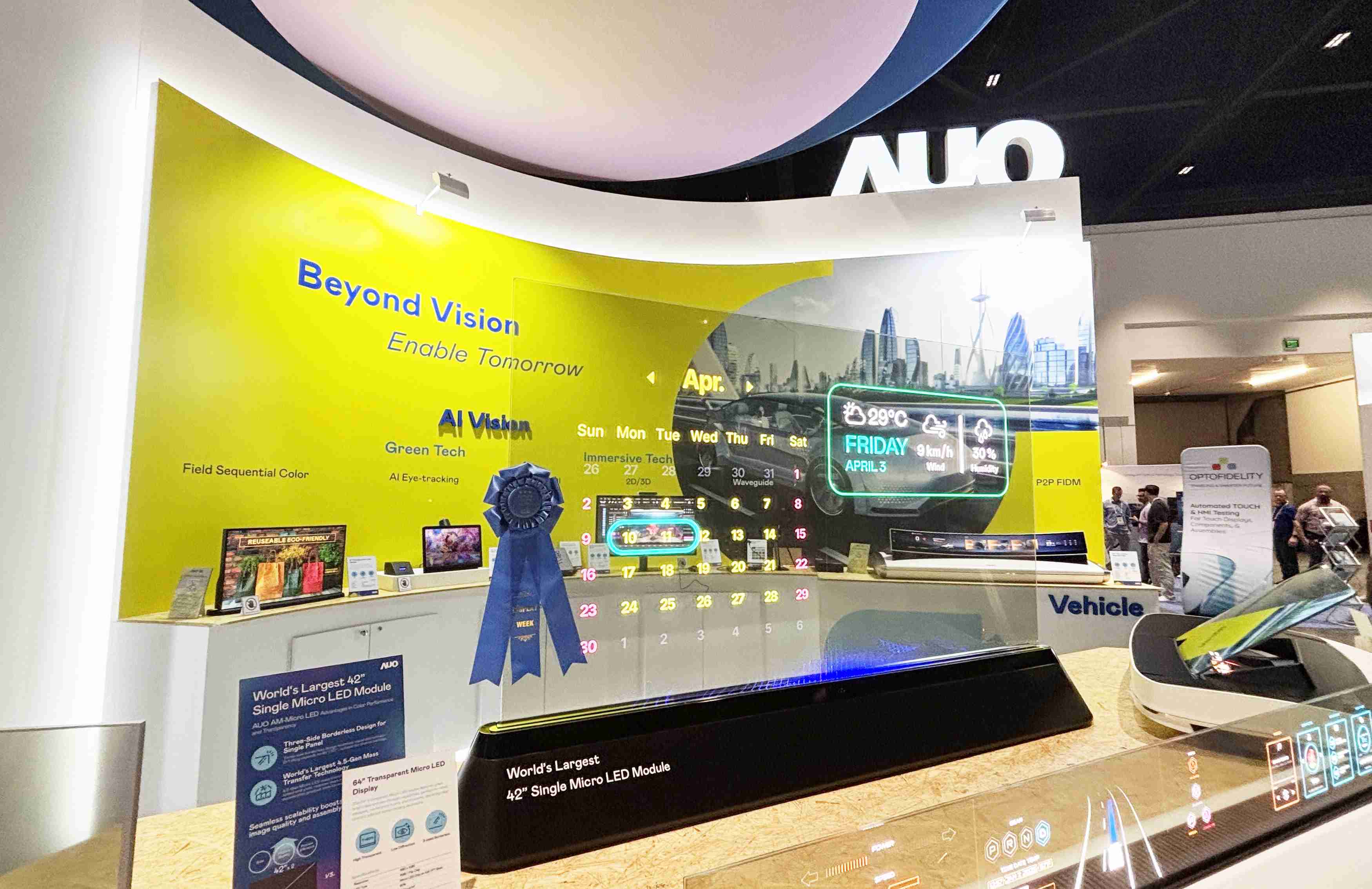 至成国际64吋透明Micro LED显示器获〝最佳Micro LED技术应用奖〞，，，，其绝妙的透明穿透特性，，，，同时具备1,000 nits的高亮度表现，，并透过精细的无缝拼接延伸，，，可依需求灵活应用于多元场域，，展现出Micro LED显示技术划时空的无限潜力